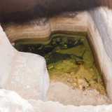 Sulla destra � posizionato un vascone: si tratta di una cisterna naturale, un tempo usata per la lavorazione dell'olio